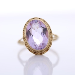 9ct Gold oval amethyst ring